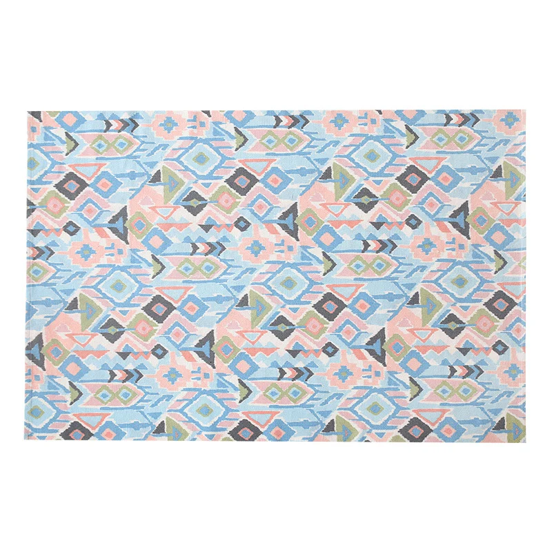 Flachgewebter Wohnzimmerteppich mit feinem Ethno‑Diamantmuster und niedrigem Flor Karnz