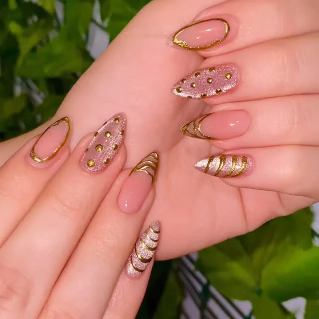 Glamouröse dekorative Nagelverbesserungen Karnz