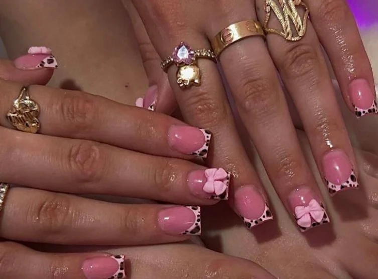 Blumenmuster-Nagelkunst Karnz