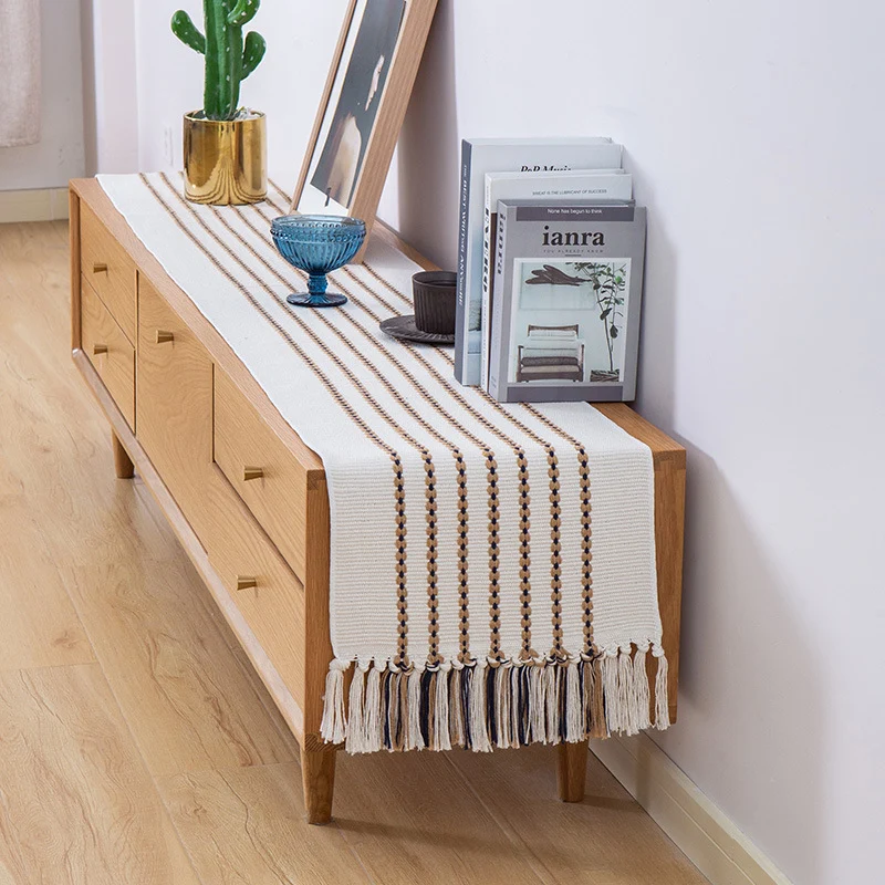 Dekorativer Tischläufer im skandinavisch-minimalistischen Design mit Makramee-Fransen Karnz