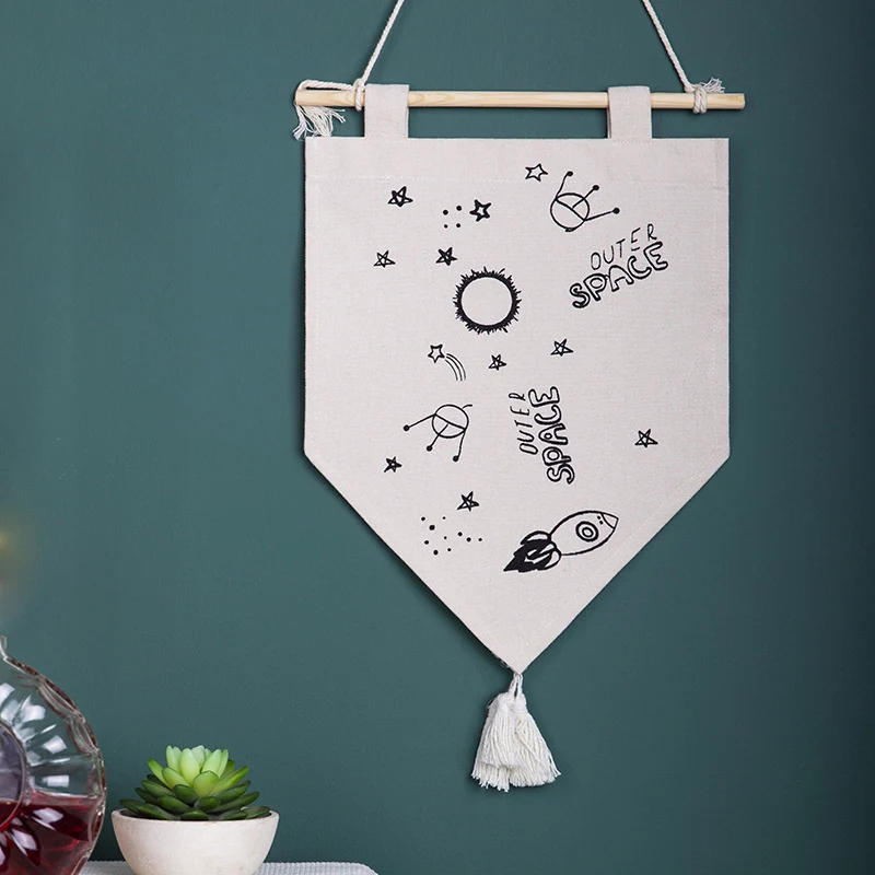 Dekorativer Baumwoll-Wandbehang im Wimpelstil mit Quasten und minimalistischen Prints Karnz
