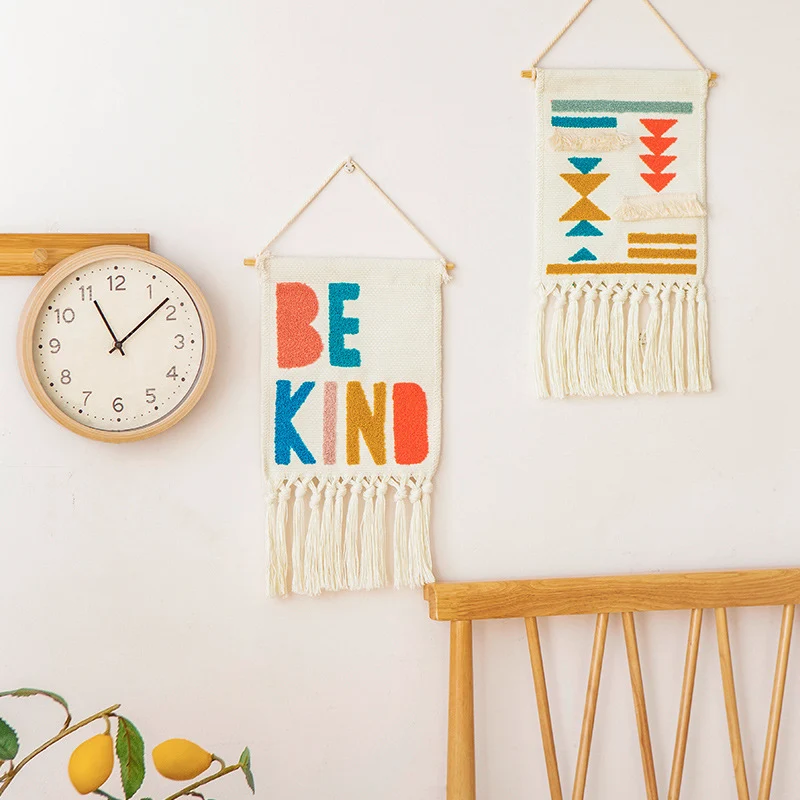 Boho-Wandbehang aus gewebter Baumwolle mit handgetufteten Applikationen und Fransen Karnz