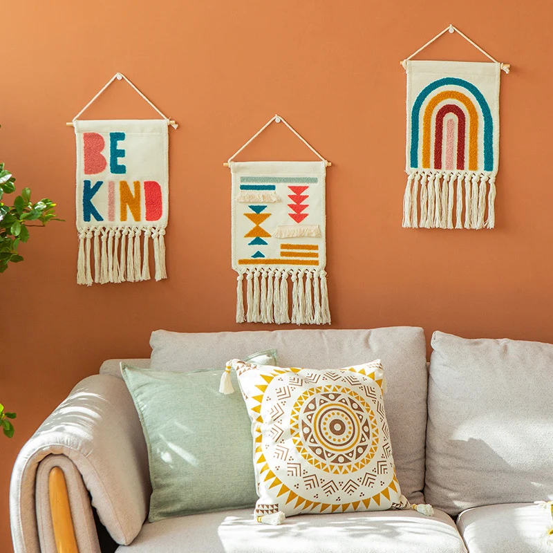 Boho-Wandbehang aus gewebter Baumwolle mit handgetufteten Applikationen und Fransen Karnz