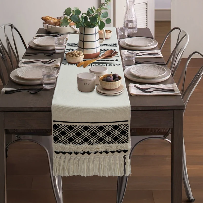 Boho-Tischläufer aus Baumwollmix mit gewebtem Ethno-Jacquard und dekorativen Fransen Karnz