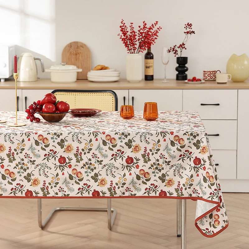 Beschichtete Tischdecke im Landhausstil mit botanischem Print und feinem Saum Karnz