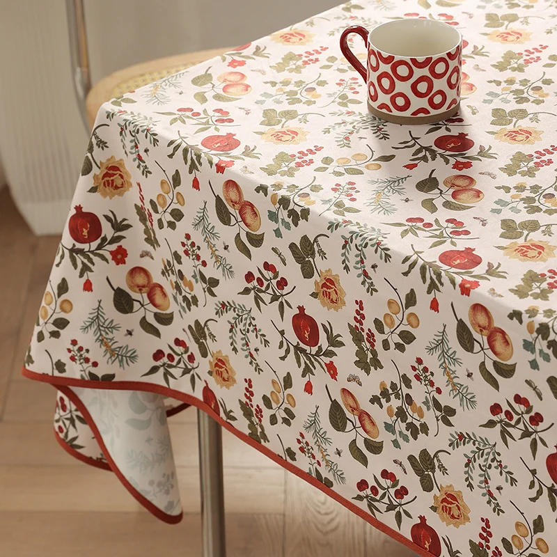 Beschichtete Tischdecke im Landhausstil mit botanischem Print und feinem Saum Karnz