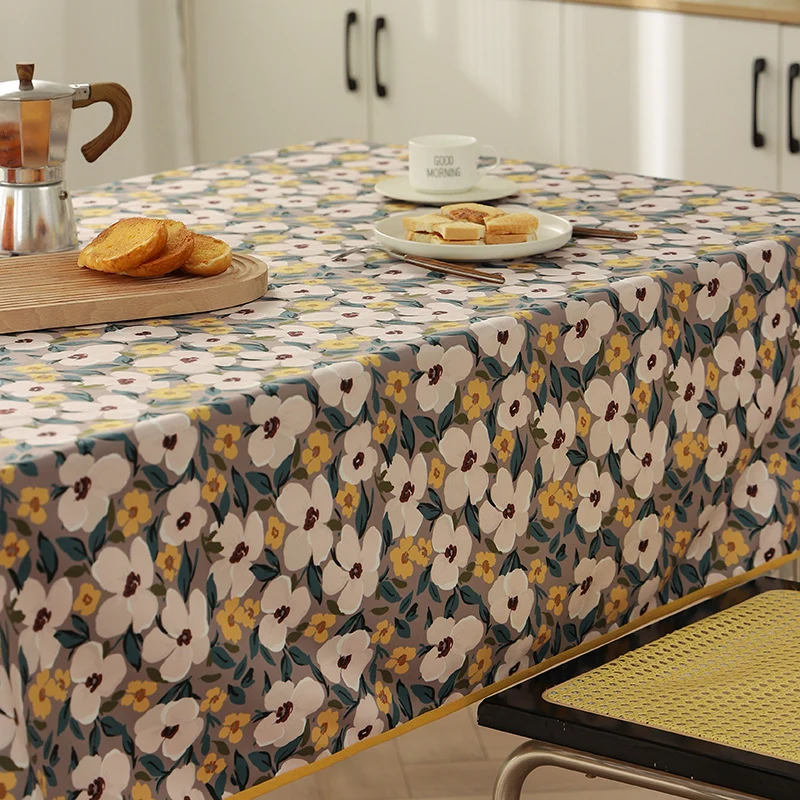 Beschichtete Tischdecke im Landhausstil mit botanischem Print und feinem Saum Karnz