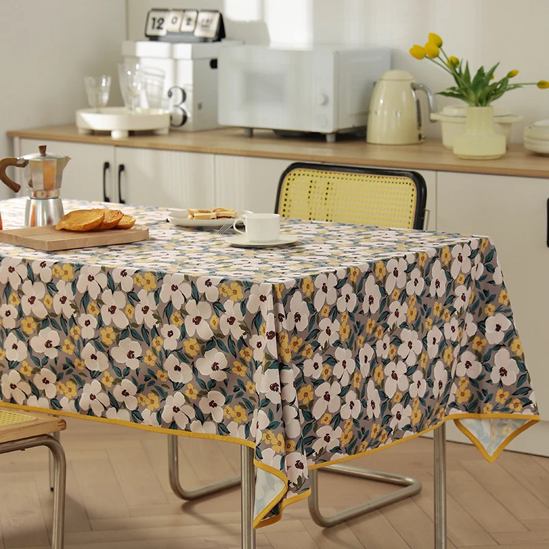 Beschichtete Tischdecke im Landhausstil mit botanischem Print und feinem Saum Karnz