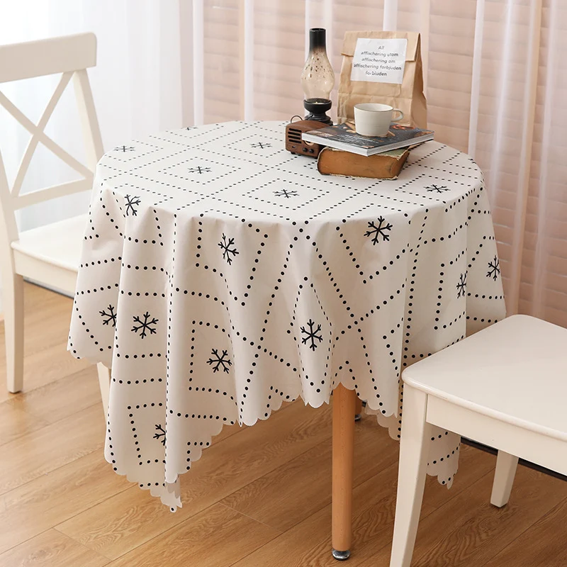 Abwaschbare Tischdecke mit feinem Karomuster, gewelltem Saum und pflegeleichtem PVC‑Finish Karnz