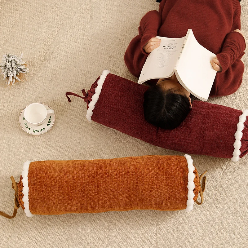 Zylindrisches Lenden- und Nackenkissen mit samtiger Chenille-Oberfläche und gehäkelter Borte Karnz