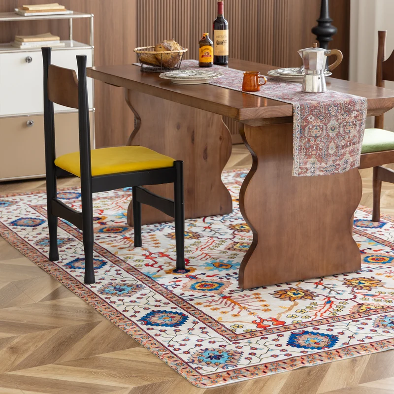 Wohnzimmer-Teppich im orientalisch-suzani Stil mit feiner Bordüre Karnz