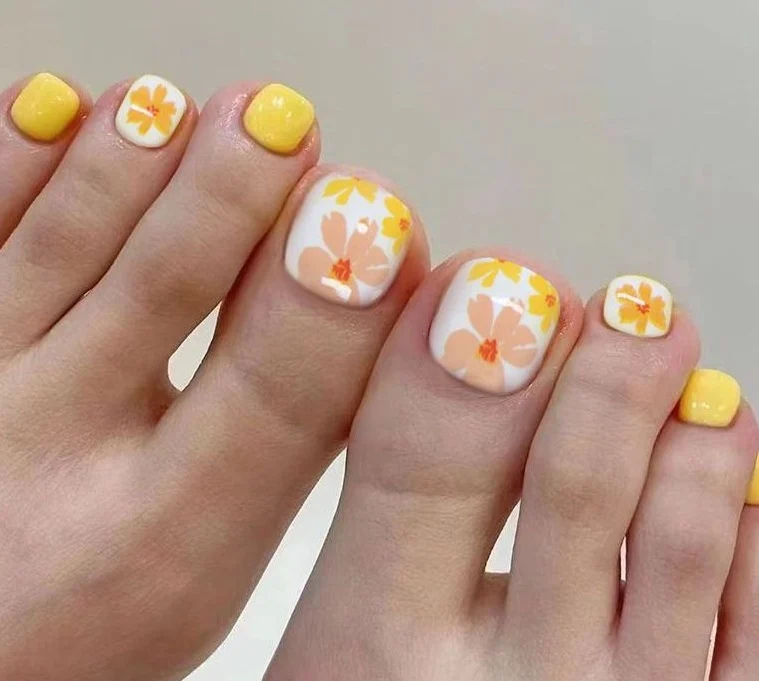 Florales Nageldesign Verbesserungen Karnz