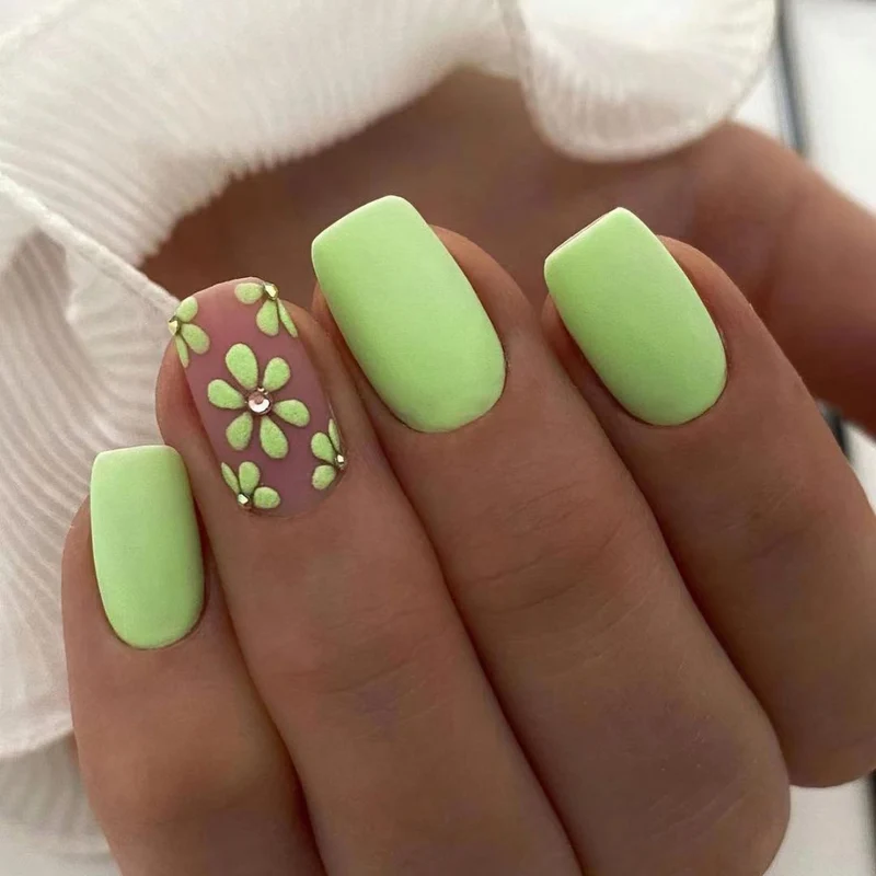 Florales Design Nagelverzierungen Karnz