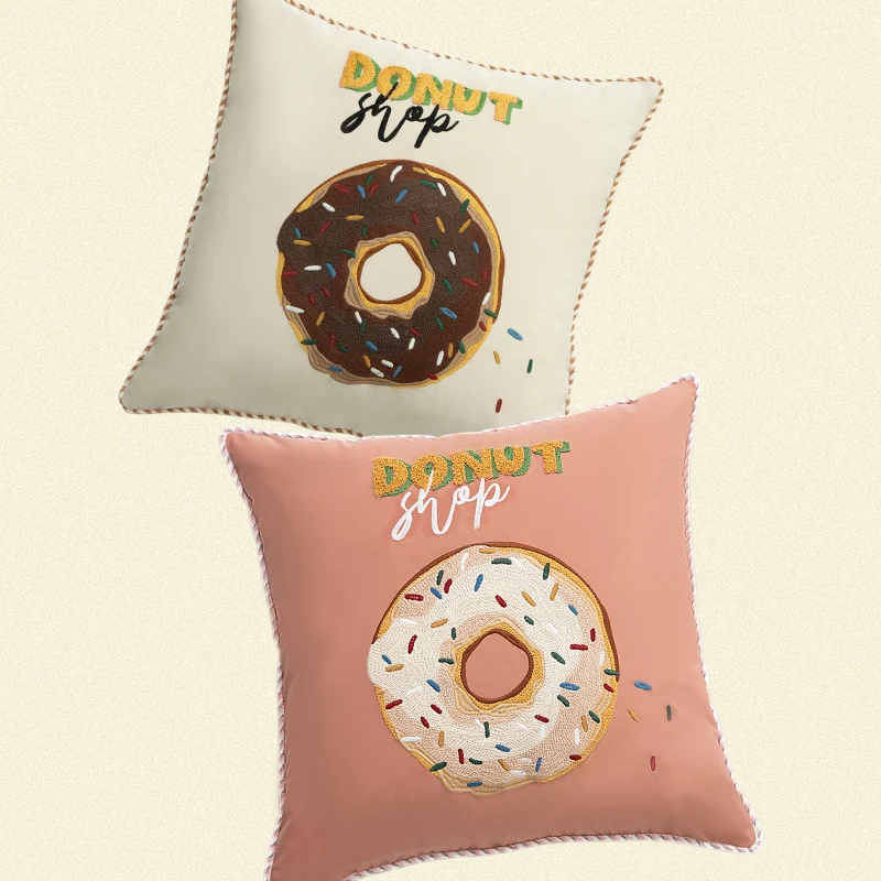 Quadratischer dekorativer Kissenbezug mit handgestickter Donut‑Applikation und Keder Karnz