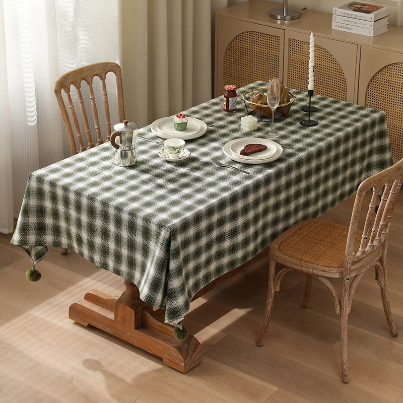 Quadratische Tischdecke aus Baumwollmischgewebe mit kariertem Webmuster und Bommel-Ecken Karnz