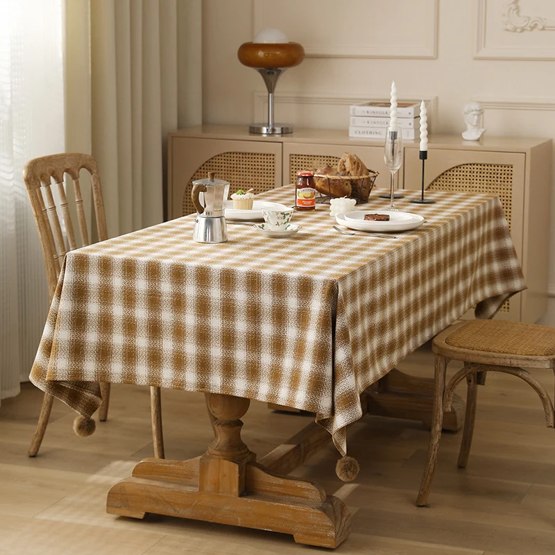 Quadratische Tischdecke aus Baumwollmischgewebe mit kariertem Webmuster und Bommel-Ecken Karnz