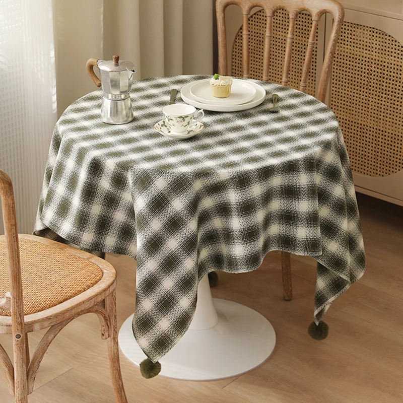 Quadratische Tischdecke aus Baumwollmischgewebe mit kariertem Webmuster und Bommel-Ecken Karnz