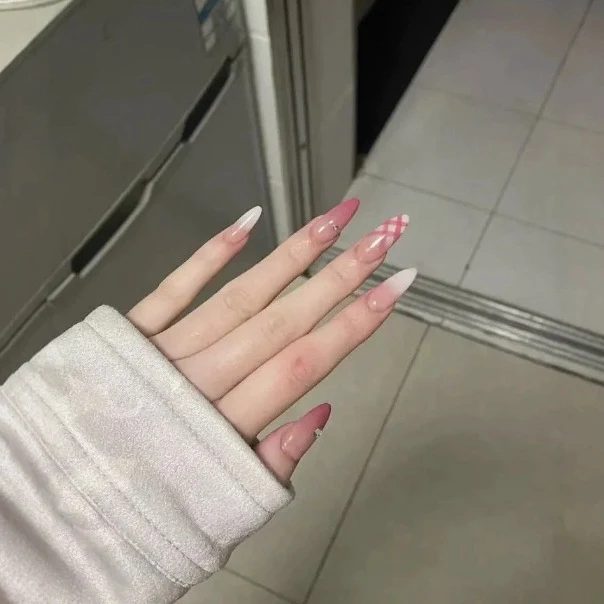 Elegante lange Stiletto-Nagelverlängerungen Karnz