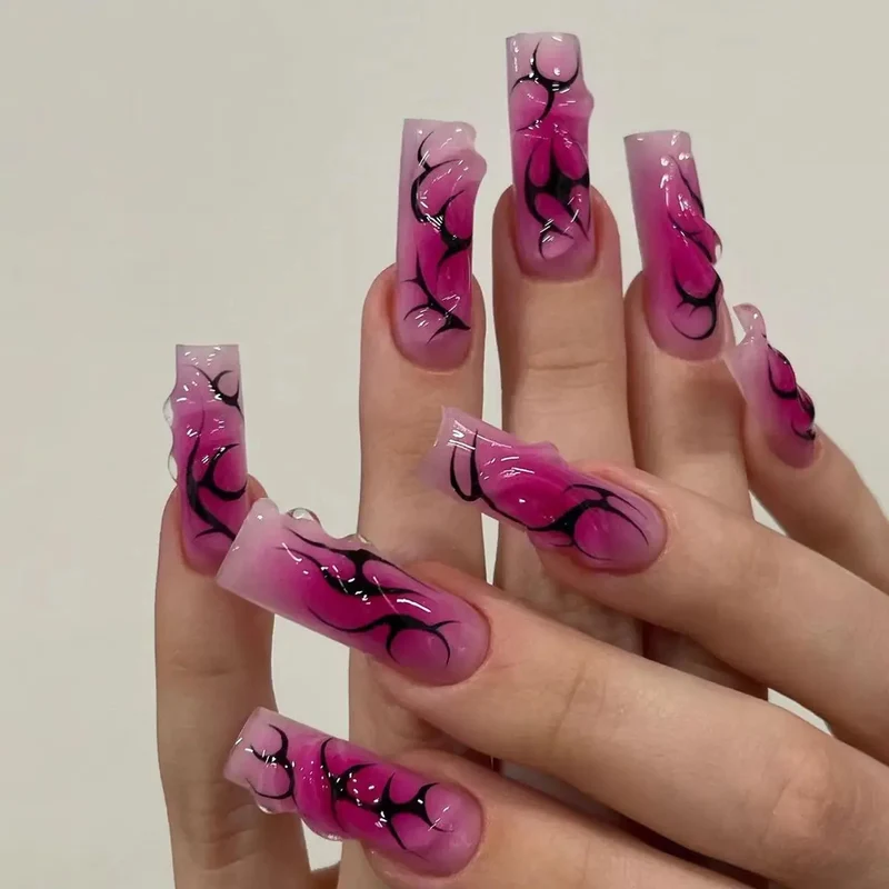 Elegantes irideszentes Nageldesign Karnz
