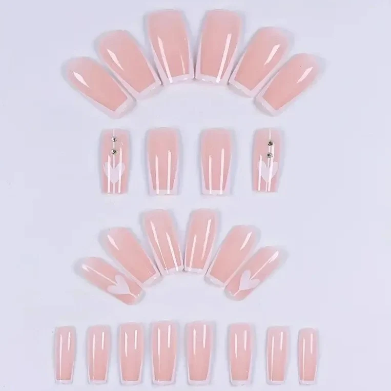 Elegante Herzdesign Nagelverstärkungen Karnz