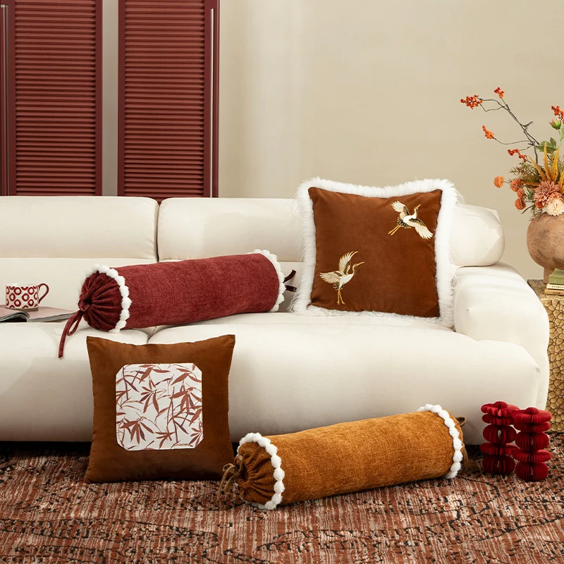 Luxuriöser bestickter Satin-Kissenbezug mit Kunstfell-Borte und Kranich-Motiv Karnz