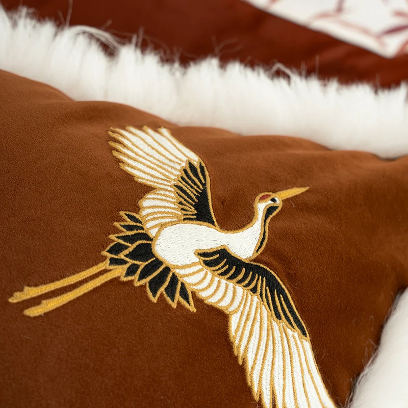 Luxuriöser bestickter Satin-Kissenbezug mit Kunstfell-Borte und Kranich-Motiv Karnz