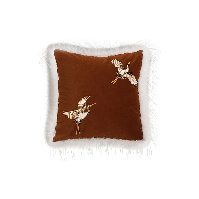 Luxuriöser bestickter Satin-Kissenbezug mit Kunstfell-Borte und Kranich-Motiv Karnz