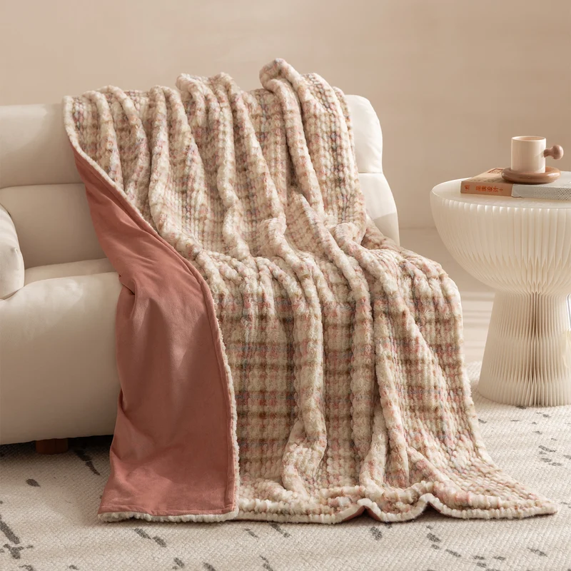 Kuscheldecke aus luxuriösem Kunstfell mit gewellter Struktur und weicher Mikrofaser-Rückseite Karnz