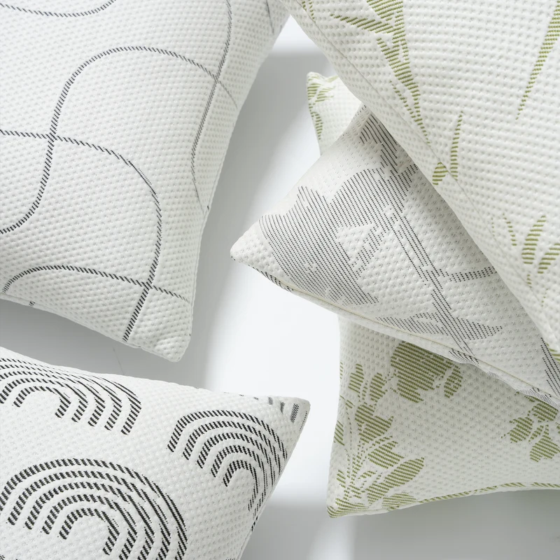 Jacquard-Kissenbezug mit strukturierter Waffel-Webung und filigranem Blattmuster Karnz