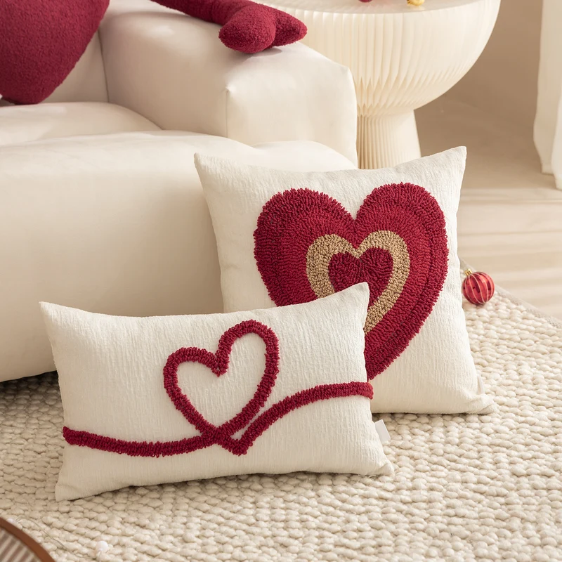 Herzförmiges Kuschelkissen mit verlängerten Arm-Applikationen Karnz