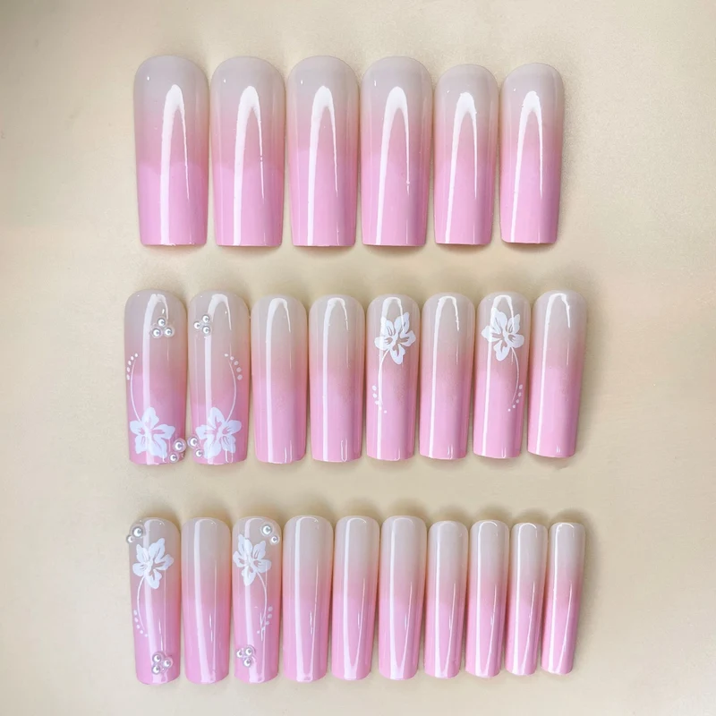 Elegante florale Nagelverlängerungen Karnz