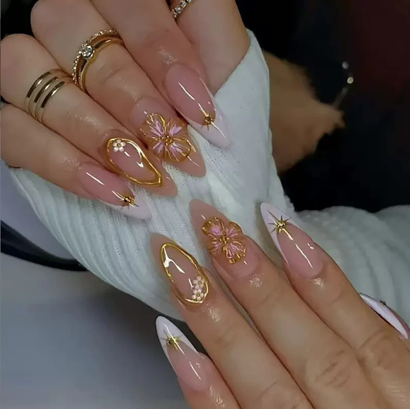 Elegante florale Design-Nagelverzierung Karnz