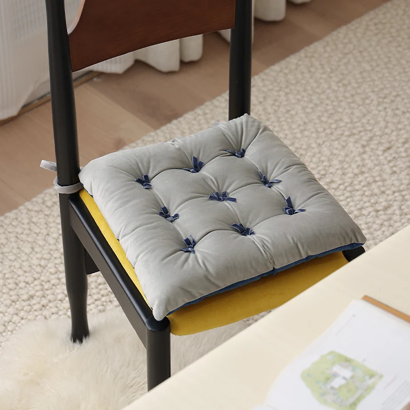 Gepolstertes quadratisches Sitzkissen mit Tufting und Befestigungsbändern Karnz