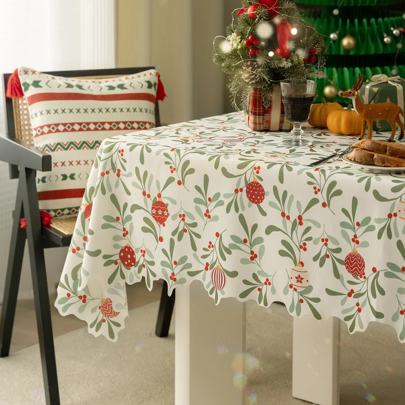Festliche rechteckige Tischdecke mit Mistel- und Christbaumkugel‑Motiv Karnz