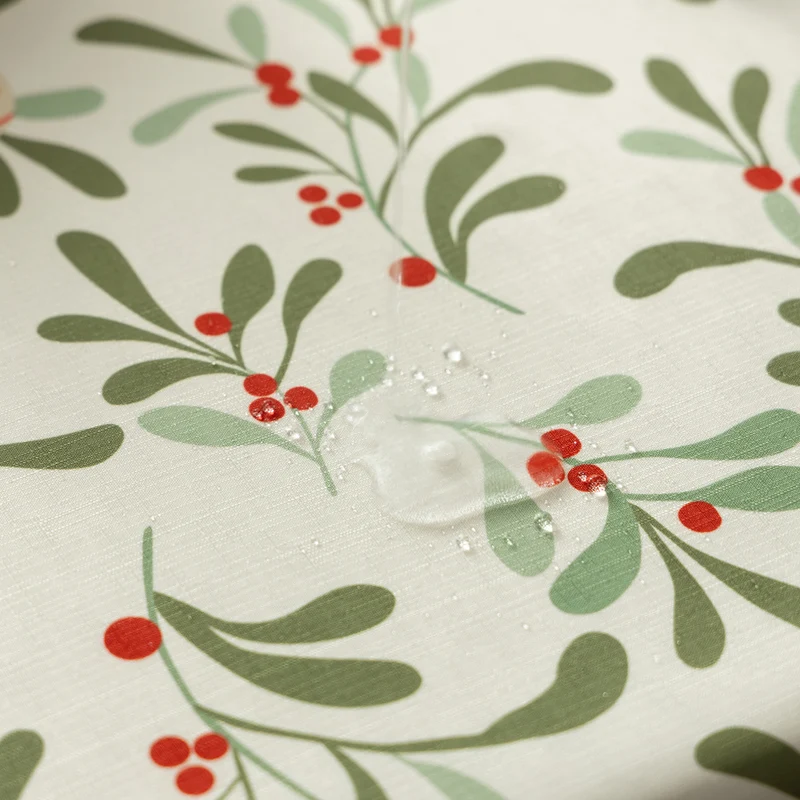 Festliche rechteckige Tischdecke mit Mistel- und Christbaumkugel‑Motiv Karnz