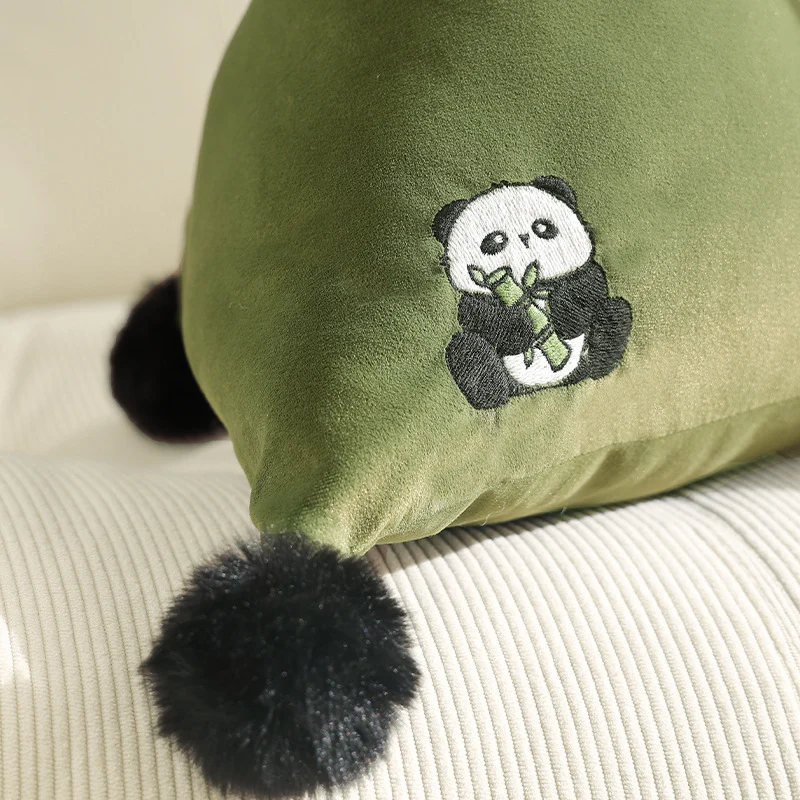 Dreieckiges Dekokissen mit Zebrastickerei, Pompon‑Applikationen und weichem Samtbezug Karnz