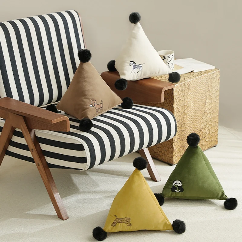 Dreieckiges Dekokissen mit Zebrastickerei, Pompon‑Applikationen und weichem Samtbezug Karnz
