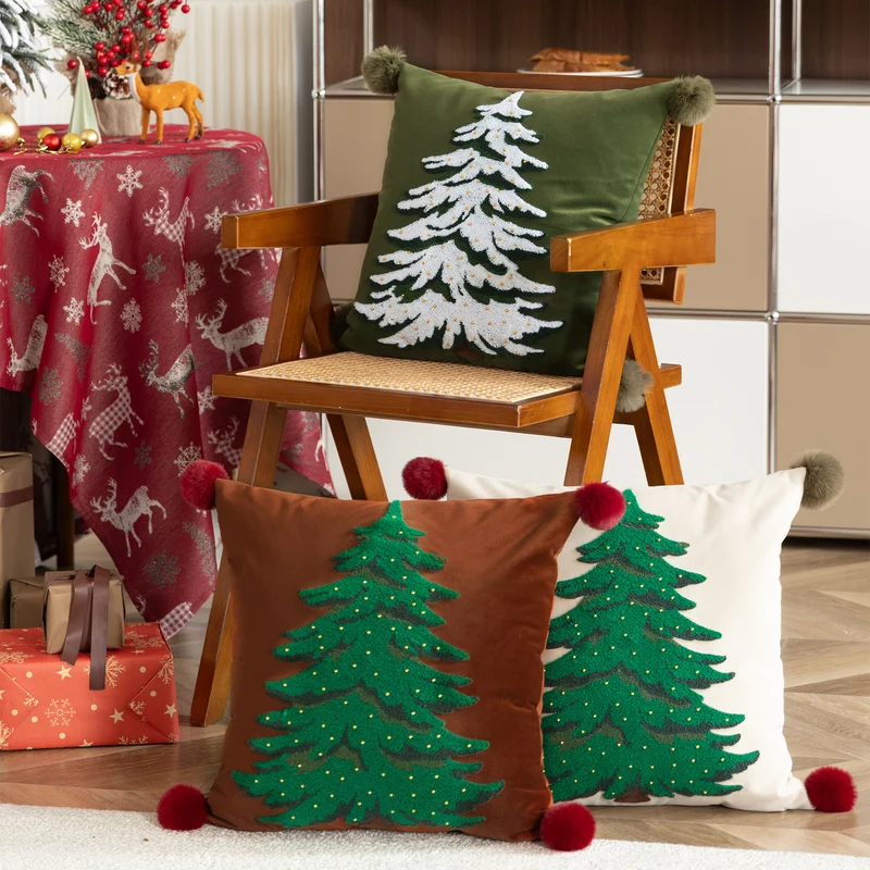 Dekorativer Samt-Kissenbezug mit handgetuftetem Tannenbaum, Pompon-Ecken und Perlenapplikation Karnz