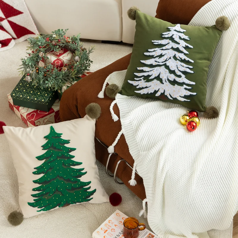 Dekorativer Samt-Kissenbezug mit handgetuftetem Tannenbaum, Pompon-Ecken und Perlenapplikation Karnz