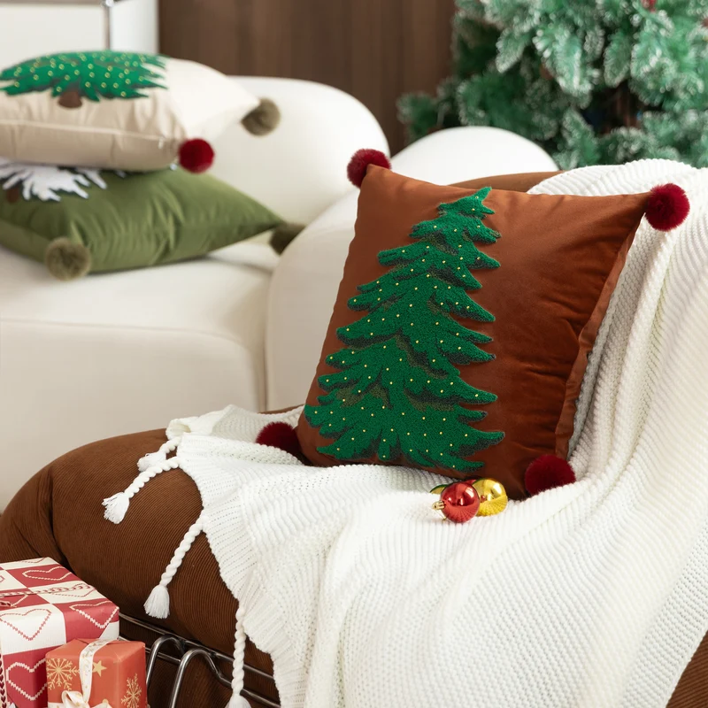 Dekorativer Samt-Kissenbezug mit handgetuftetem Tannenbaum, Pompon-Ecken und Perlenapplikation Karnz