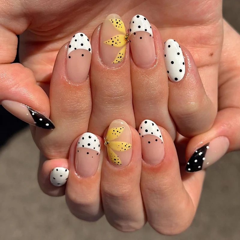 Elegante Blumen-Mandel-Nail Art Karnz