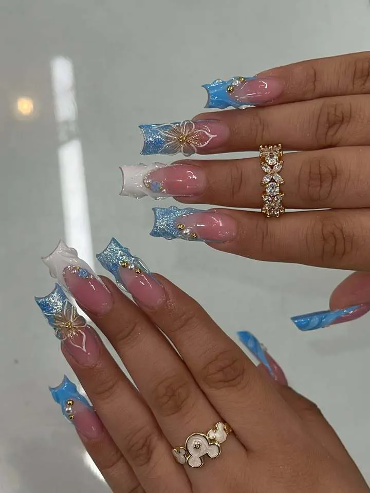 Elegante florale Acrylnageldesign-Verbesserungen Karnz