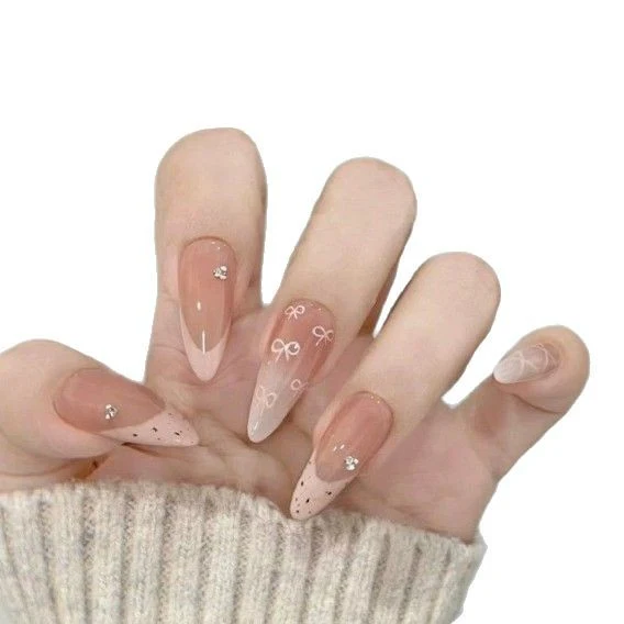 Elegante dekorative Nagelkunstverlängerungen Karnz