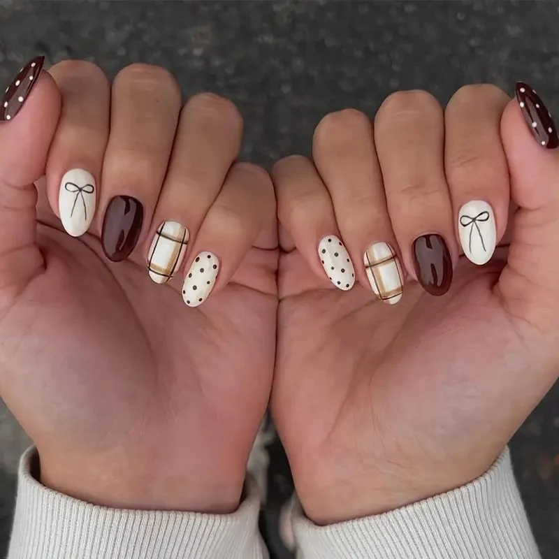 Elegantes Künstlerisches Nagelset Karnz