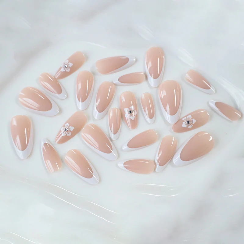Elegante mandelförmige Nail Art Extensions Karnz