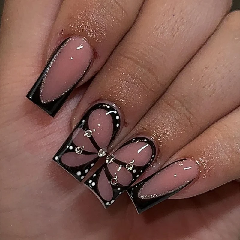 Dekorative 3D Nagelverzierung Karnz