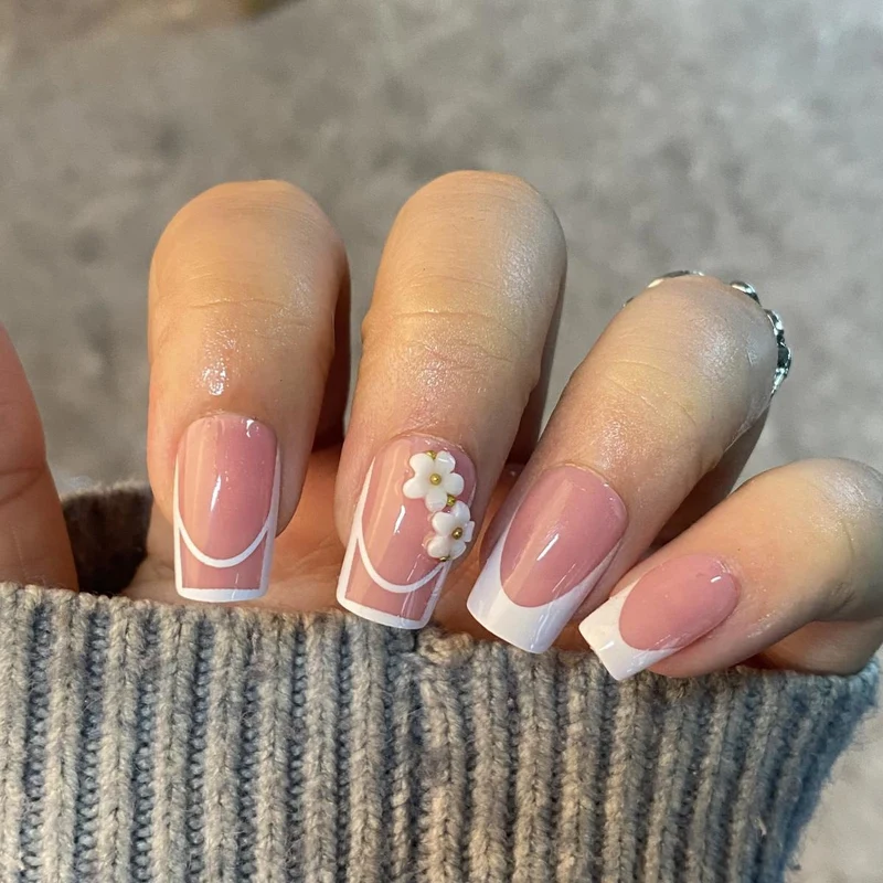 Dekoratives Aufklebe-Nageldesign Karnz