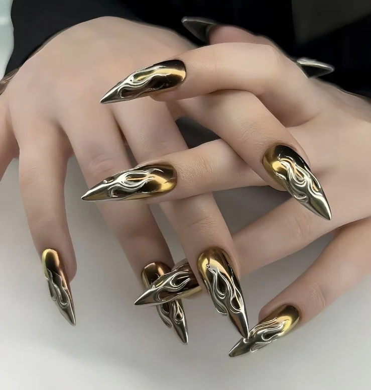 Dekorative Lange Stiletto Nagelverlängerungen Karnz