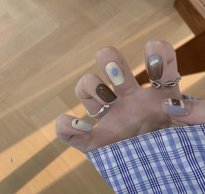 Dekorative Glitzer French Tip Nagelverzierungen Karnz