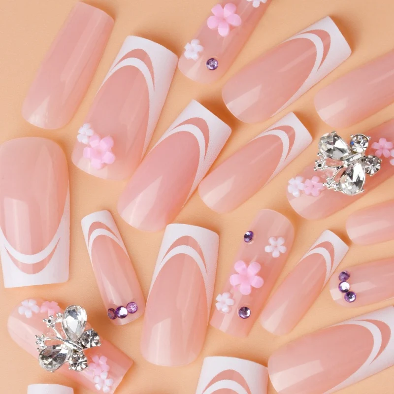Dekorative florale Nagelkunstverzierungen Karnz